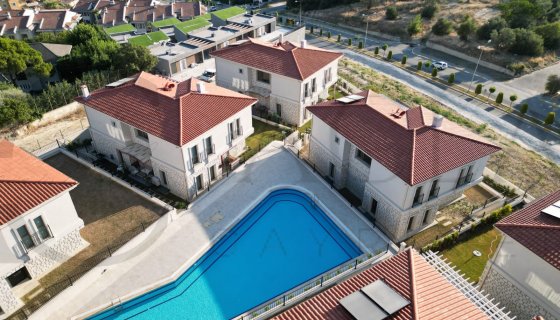 MARİNADA-MANZARA-SAHILE YAKIN-GÜVENLİK-HAVUZ-BAHÇE-KAPALI GARAJ-MODERN-AKILLI EV-MUSTAKIL