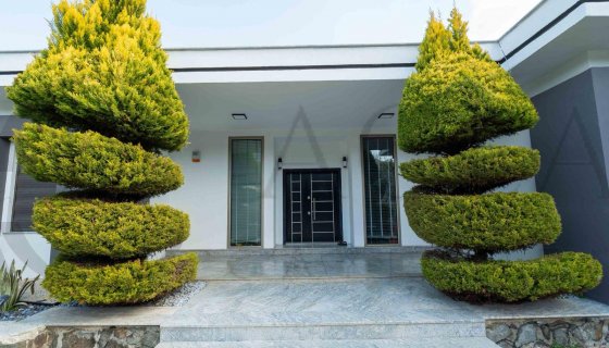 ACLASS'DAN KUŞADASI'NDA ÖZEL KONUMDA-5700 M2 ARSA ICERISINDE -LÜX ÇİFTLİK EVİ.